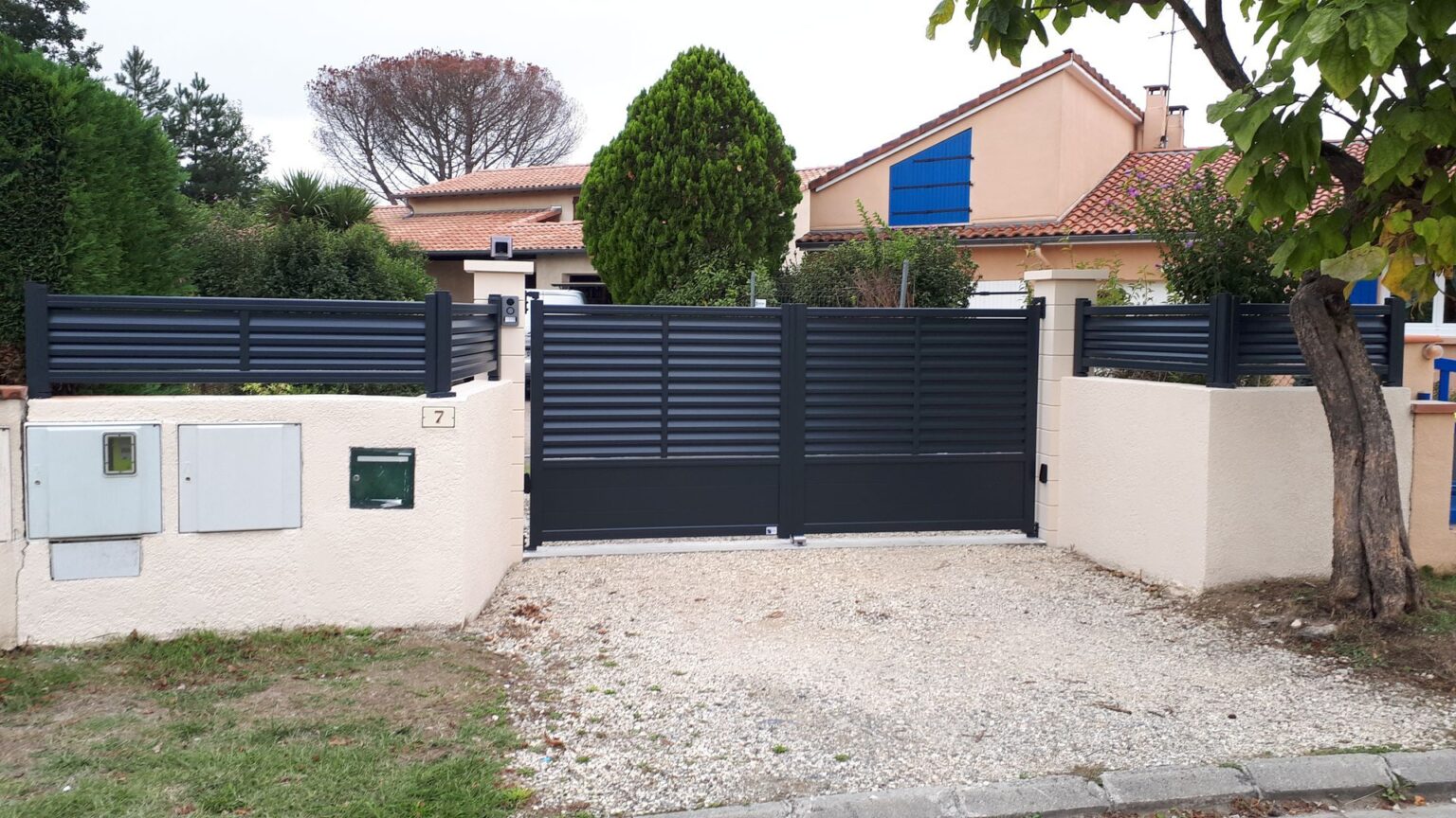 Portail électrique clignote mais ne s'ouvre pas | Solutions et dépannage