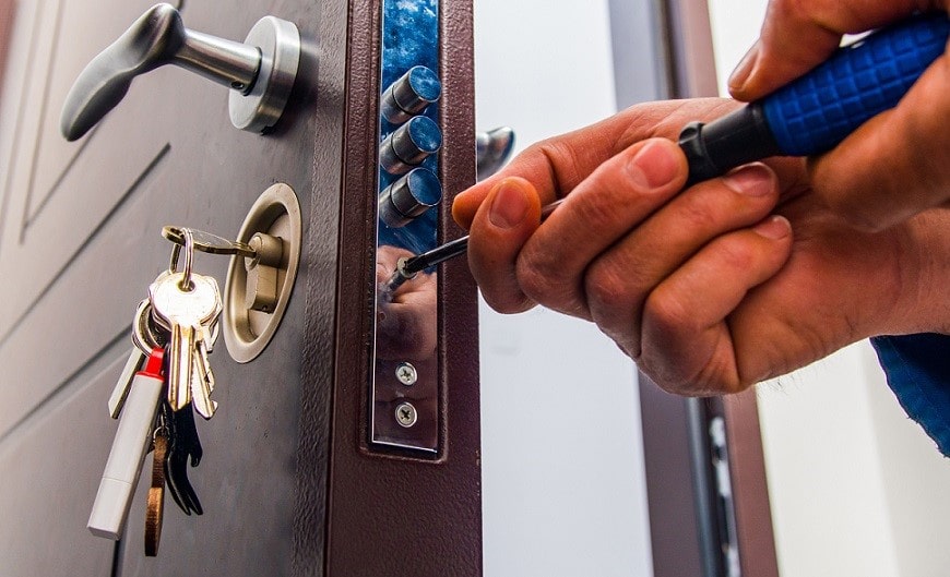 Comment ouvrir une porte d'entrée 3 points bloquée