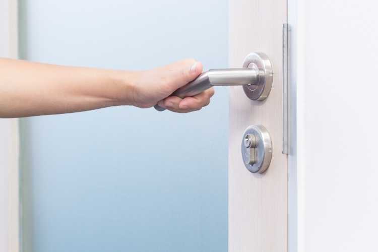 ouvrir une porte claquée sans radio